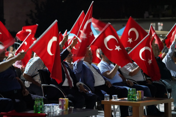 SEYDİKEMER 'TÜRKİYE AŞKINA' DEMOKRASİ NÖBETİ TUTTU