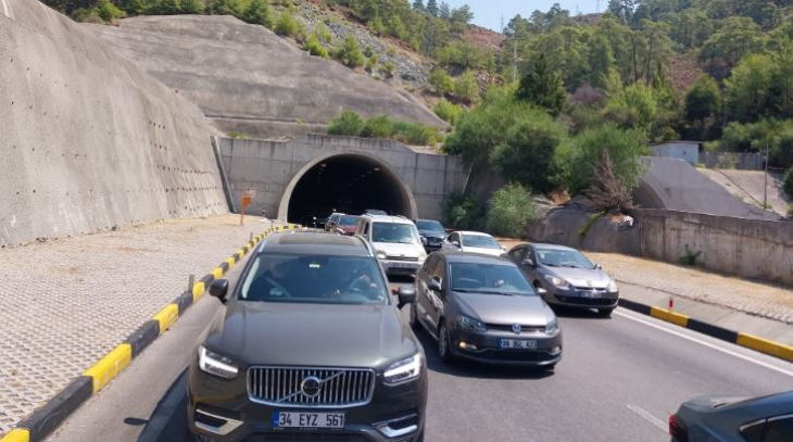 Göcek Tüneli'nde öğle saatlerinde yoğunluk var